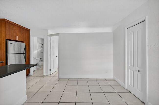 Foto del edificio - Bright & Modern 1-Bedroom Apartment in Prime Oakland Park Location
