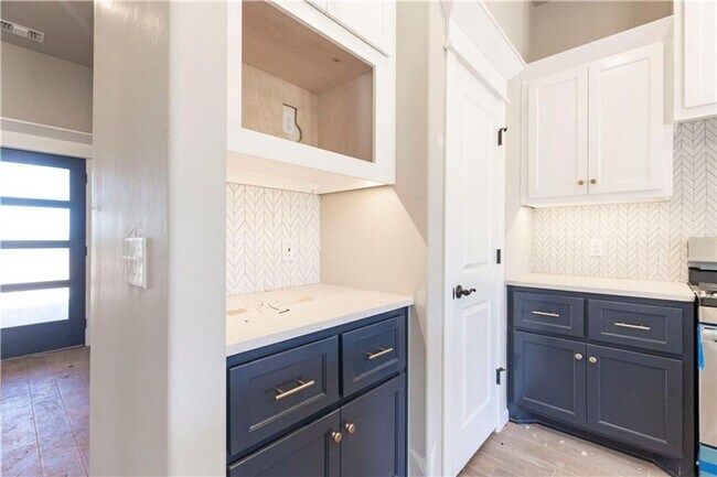 Foto del edificio - Beautiful 4 Bedroom 2 Bathroom Home in Deer Creek Schools with a Storm Shelter and Outdoor Fireplace