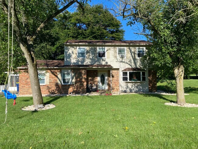 Front - 2 Onyx Ct