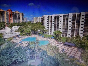 Building Photo - 17011 N Bay Rd