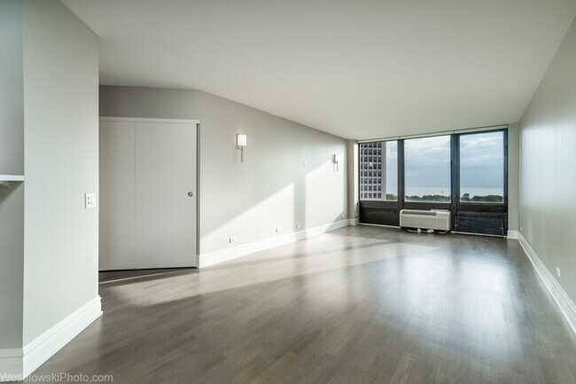 Building Photo - 5320 N Sheridan Rd