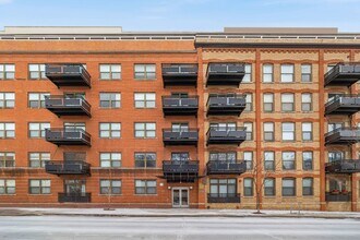 Building Photo - 1735 W Diversey Pkwy