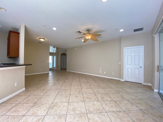 Building Photo - Spacious 3 BED, 2 BATH For Rent Near Theme Parks