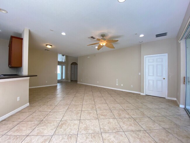 Foto del edificio - Spacious 3 BED, 2 BATH For Rent Near Theme Parks