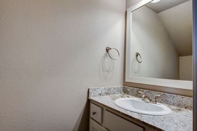 Foto del edificio - Gorgeous 4 bed, 4.5 bath townhome Availabl...