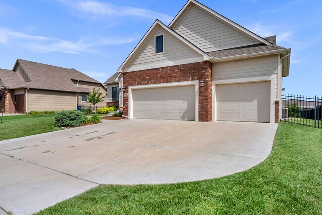 Building Photo - Luxury Home - Month-to-Month Lease - Avail...