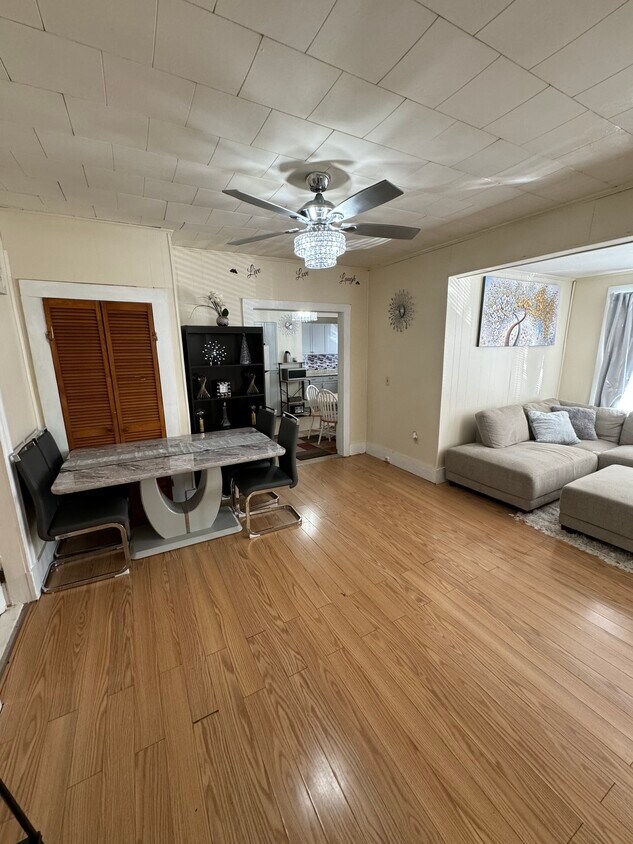 Dining/living area with ceiling fan - 25 Salem St