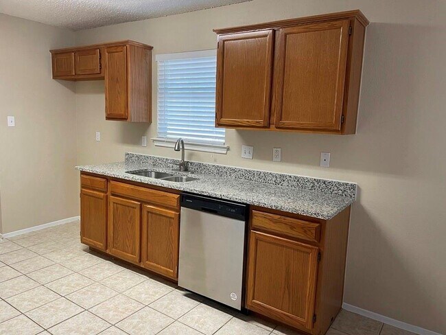 Building Photo - 1404 Somerset Dr