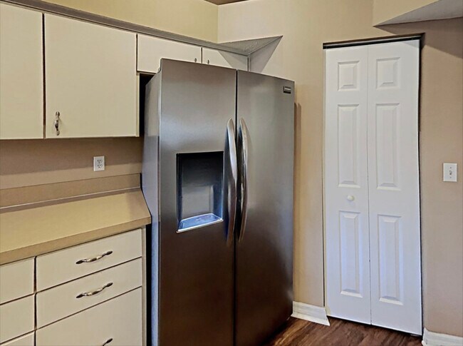 Building Photo - 12119 Roseland Dr