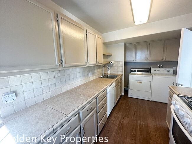 Building Photo - Spacious single-level attached guest house on private setting in Vista!