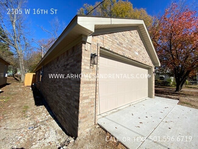 Building Photo - 2105 W 16th St | $1595 | 3 beds, 2 full baths