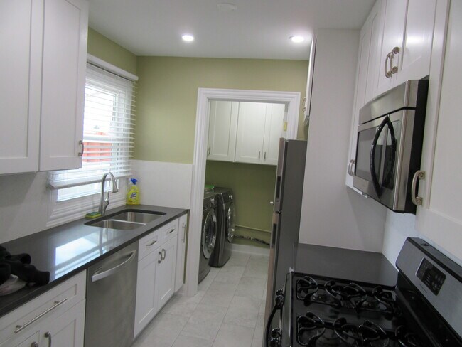 Building Photo - 1809 Jamestown Cir