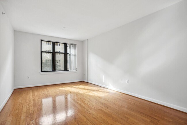Foto del edificio - Luxurious 1 Bedroom/1 Bath- NW DC