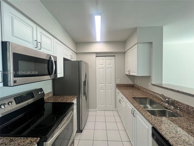 Building Photo - 1155 Brickell Bay Dr