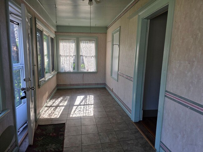 Foto del edificio - 3-Bedroom, 1-Bathroom Home with Basement & Garage – $1,375/Month | Accepting Section 8