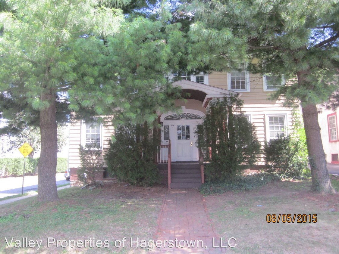 Primary Photo - 708 Summit Ave