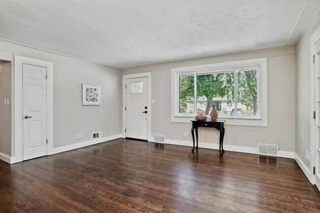 Building Photo - 1261 Brentwood St