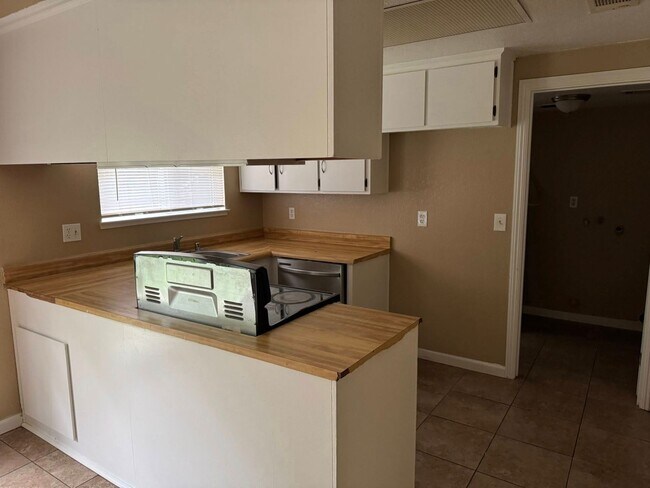 Foto del edificio - Duplex for Rent in S. Sacramento