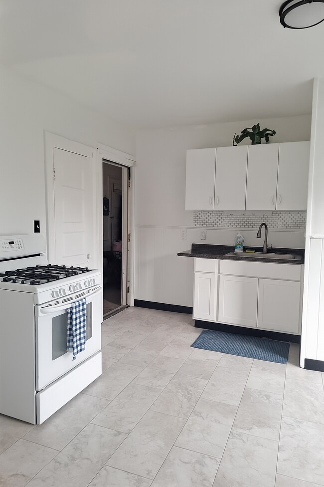 Kitchen - 109 Center Ave