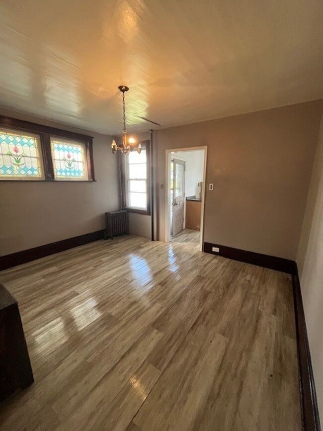 Building Photo - 4 Bedroom 1 Bath