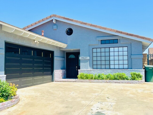 Building Photo - 4 bedroom home for lease