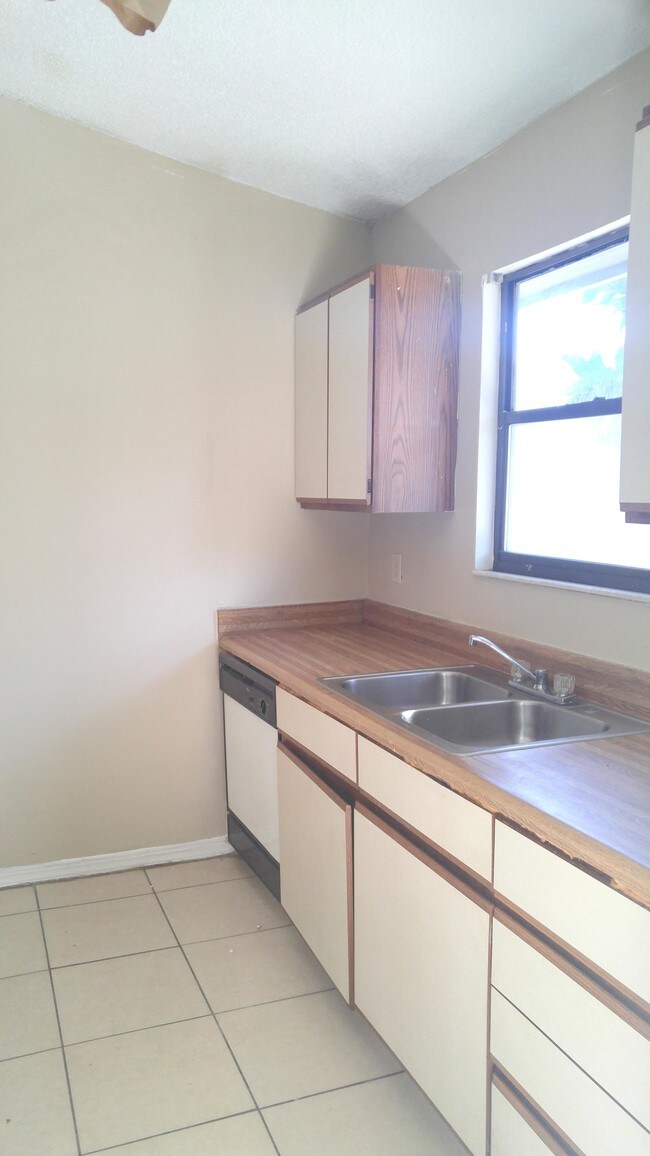Building Photo - 2 bedroom in Jacksonville FL 32210