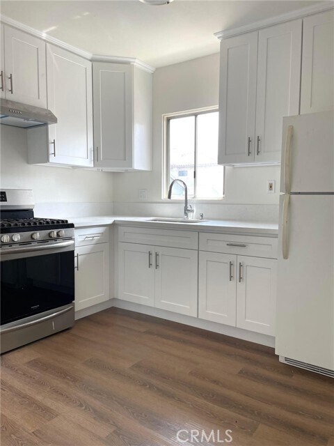 Building Photo - 578 W 21st St