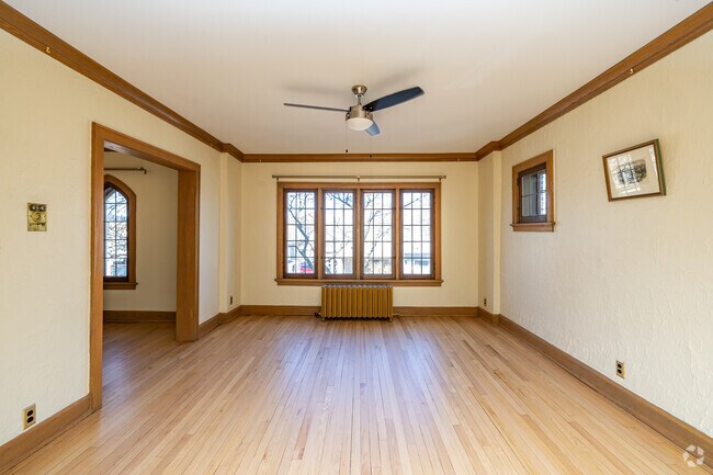 1 habitación, 1 baño con estudio - 900 pies cuadrados - Sala de estar - 4428 N Oakland Ave