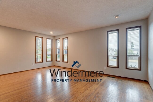 Building Photo - Spacious 3 Bedroom 2.5 Bath