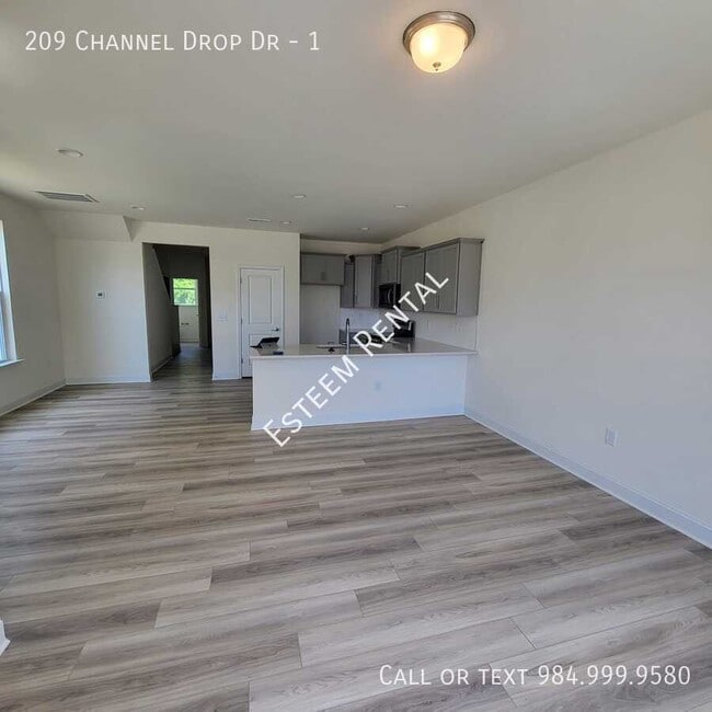 Building Photo - 209 Channel Drop Dr