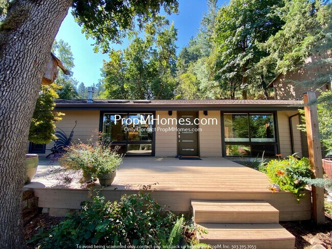 Foto del edificio - Beautifully Updated Modern Oasis in West Linn