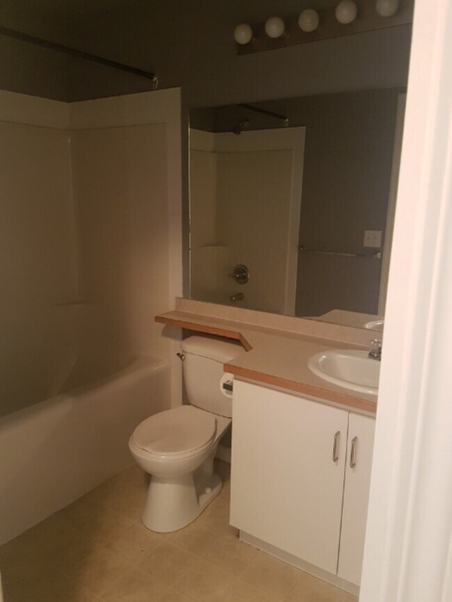 Photo du bâtiment - 2 Bed 2 Bath Unit in Edmonton, AB