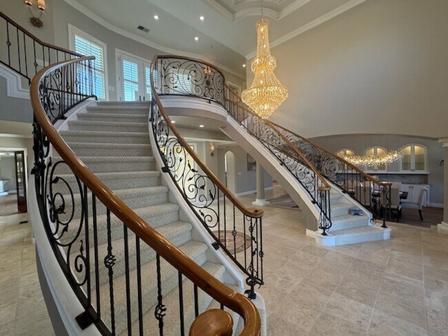 Foto del edificio - Luxury Two-Story 4BD/4.5BA Home, Located i...