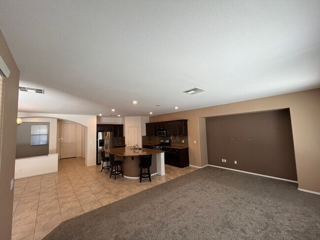 Foto del edificio - Large single story house for rent