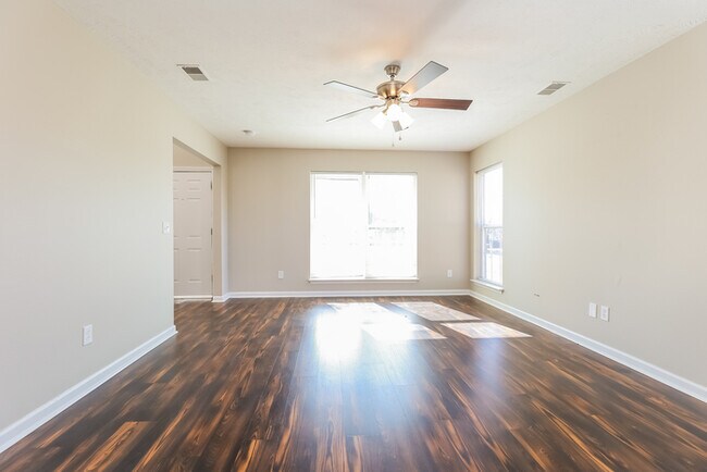 Foto del edificio - 3BR/2BA w/ attached 2-car garage!