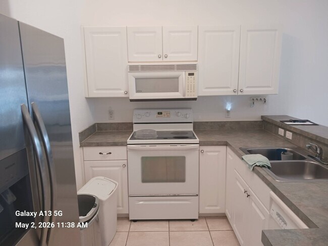 Building Photo - 711 SE 12th Ct