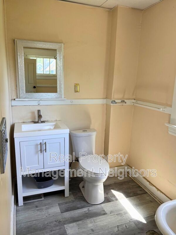 Building Photo - 216 Lafayette Ave NE