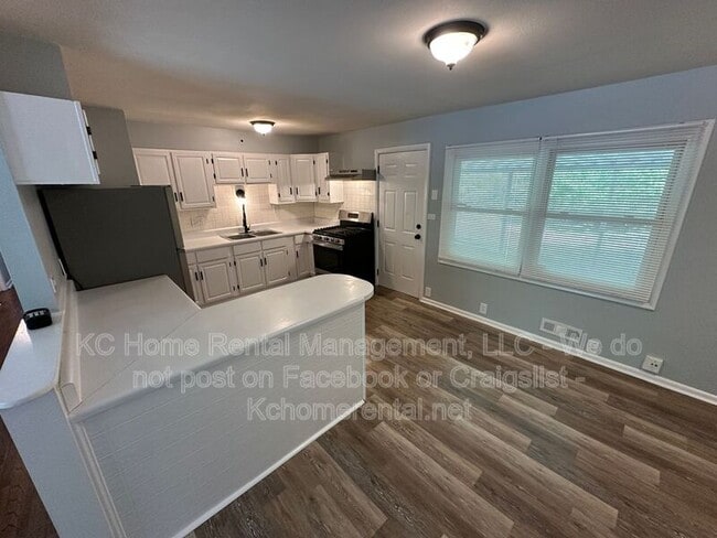 Foto del edificio - 10809 Ewing Ave