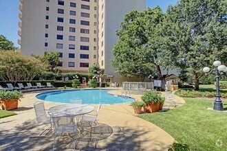 Building Photo - 1400 Hermann Dr