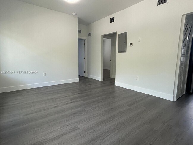 Building Photo - 638 SW 21st Ave