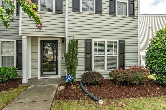 Foto del edificio - 3 bedroom townhome in Brier Creek- Availab...