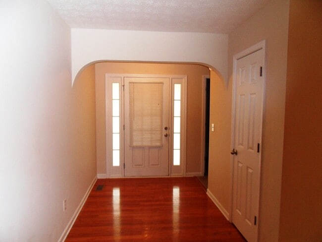 Building Photo - 3 bed 2 bath ranch with full basement!