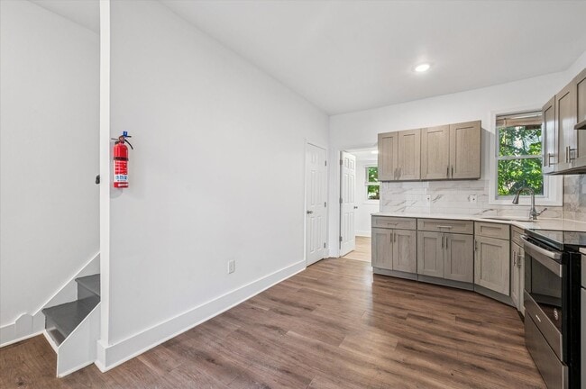 Building Photo - Newly Renovated 2 Bedroom Home! 3 full bat...