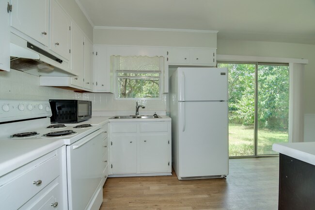Building Photo - 3023 Jeanne Rd