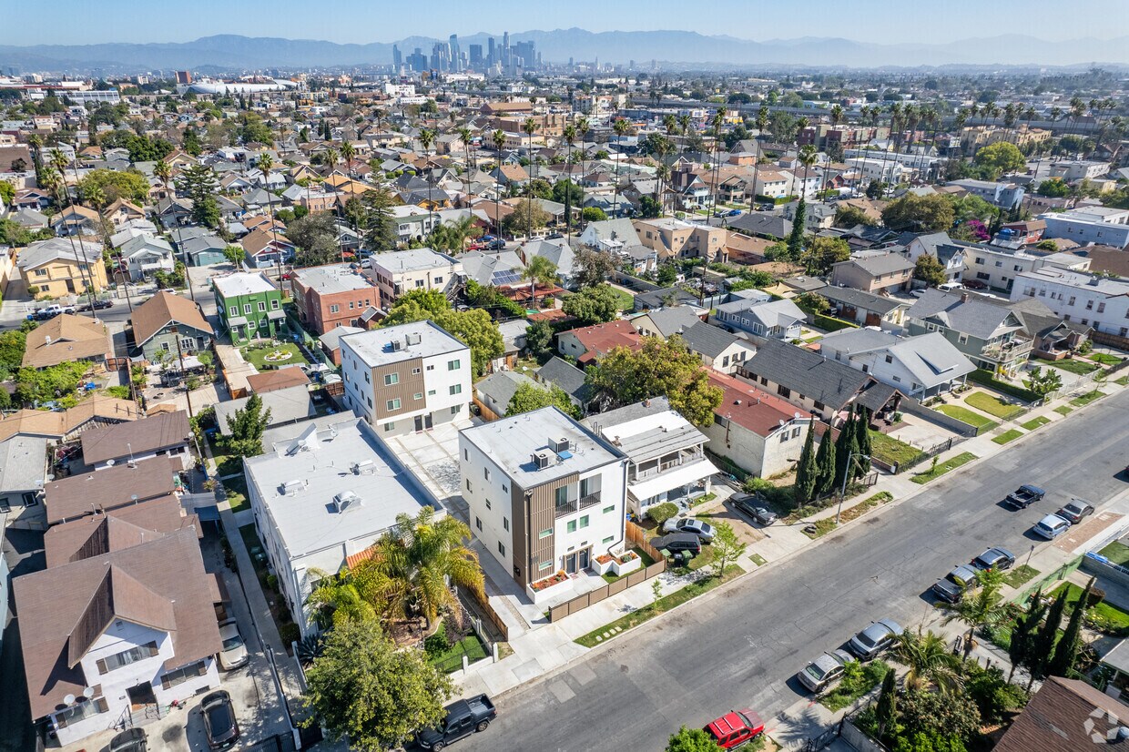Building Photo - 715 W 47th St