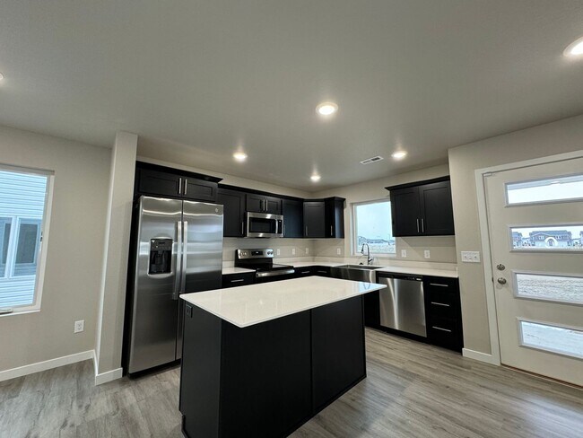 Building Photo - Exquisite 3-Bedroom Home with Modern Elega...