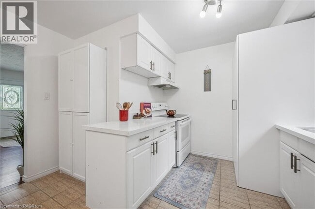 Building Photo - 187A Cedarvale Crescent
