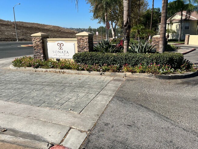 Foto del edificio - 3 Bedroom 2 Bathroom Condo in the Heart of Canyon Crest, Riverside!