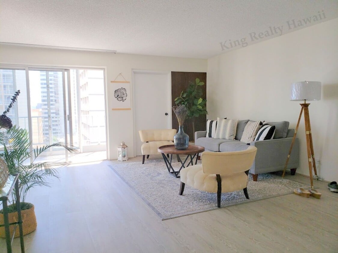 Foto principal - **UPGRADED, RARE Only 2 units per floor! 2...