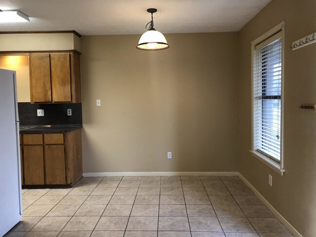 Building Photo - 704 San Saba Dr
